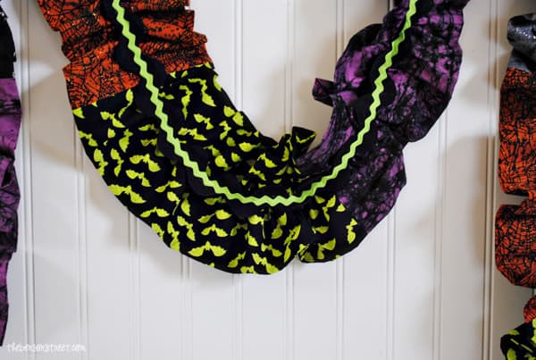 Fun Ruffled Halloween Garland at thebensonstreet.com