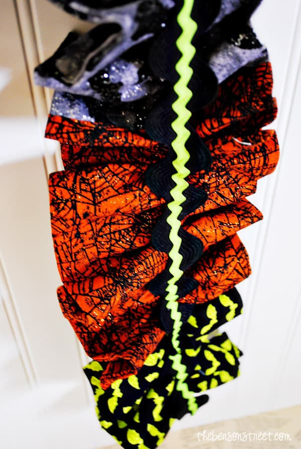 Funky Halloween Garland at thebensonstreet.com