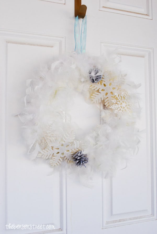 Easy Snowflake Wreath at thebensonstreet.com