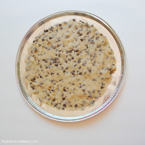 How to make a giant chocolate chip cookie at thebensonstreet.com