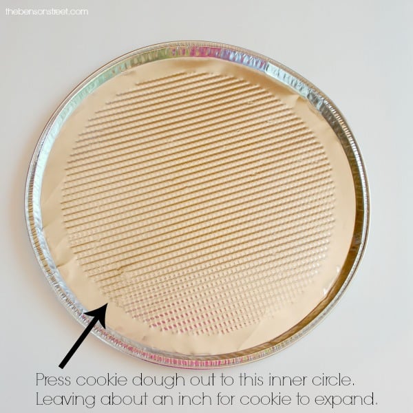 Make a Giant Cookie at thebensonstreet.com
