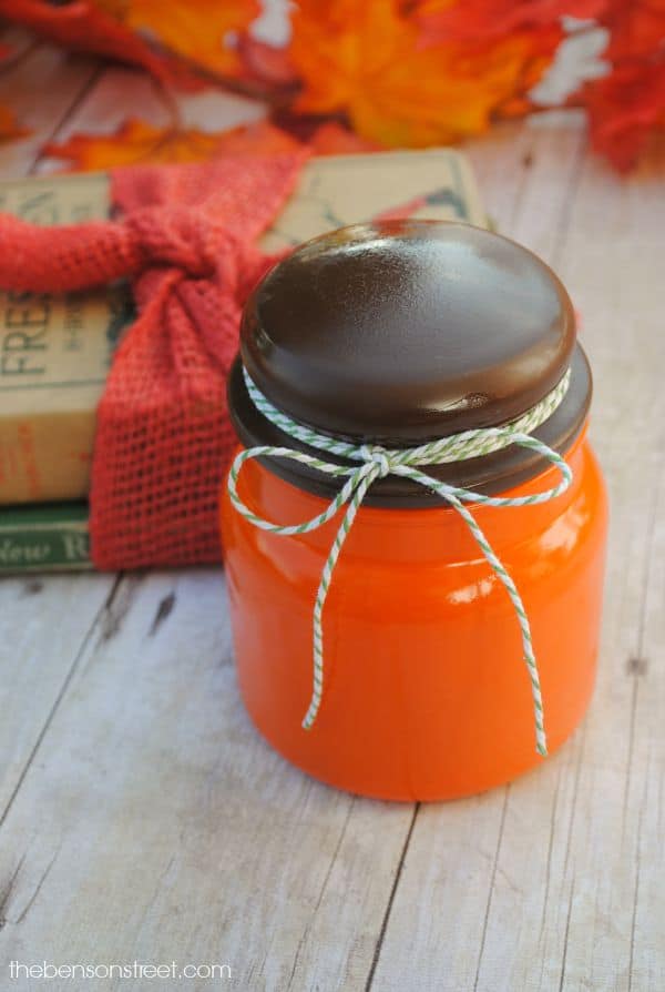 Adorable pumpkin jar that is so easy to make at thebensonstreet.com