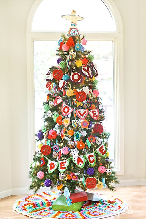 Crochet-Ornament-Decorated-Christmas-Tree