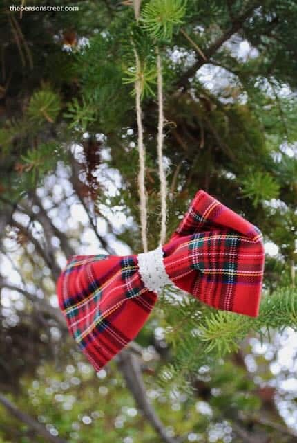 How to make a pretty and easy bow ornament hanging in a tree