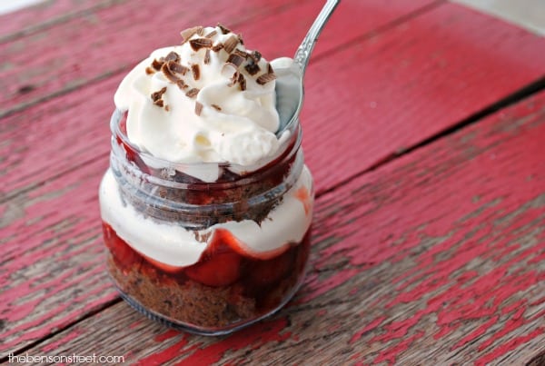 So EASY!!! Individual Desserts. Black Forest Mason Jar Cakes at thebensonstreet.com