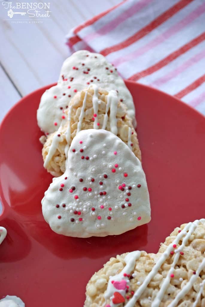 Have fun decorating these cute and easy Valentine rice crispy treats by yourself or as a great activity with the kids. A great valentine gift idea at thebensonstreet.com