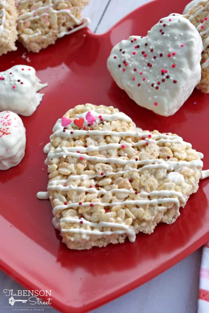 Have fun decorating these cute and easy Valentine rice crispy treats by yourself or as a great activity with the kids. A great valentine gift idea at thebensonstreet.com