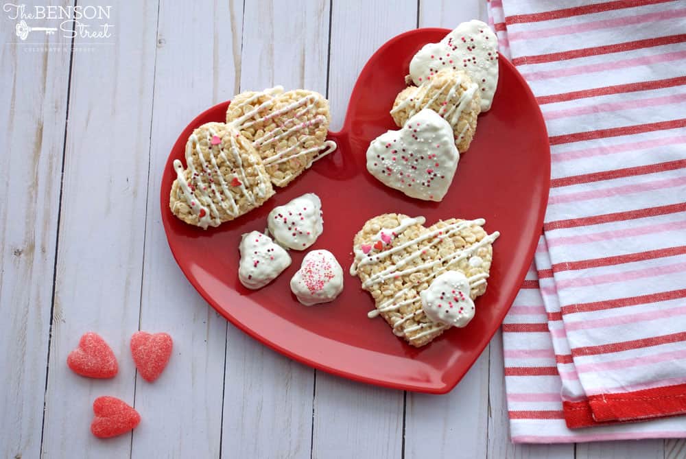 Have fun decorating these cute and easy Valentine rice crispy treats by yourself or as a great activity with the kids. A great valentine gift idea at thebensonstreet.com