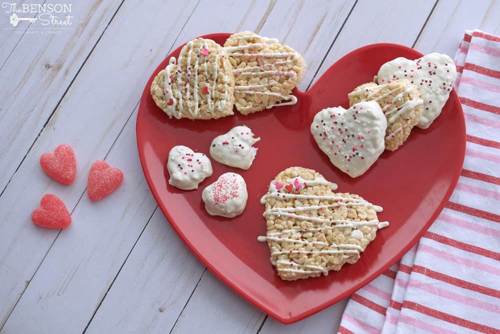 Have fun decorating these cute and easy Valentine rice crispy treats by yourself or as a great activity with the kids. A great valentine gift idea at thebensonstreet.com