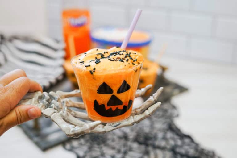 Adorable pumpkin inspired jack o'lantern float DIY