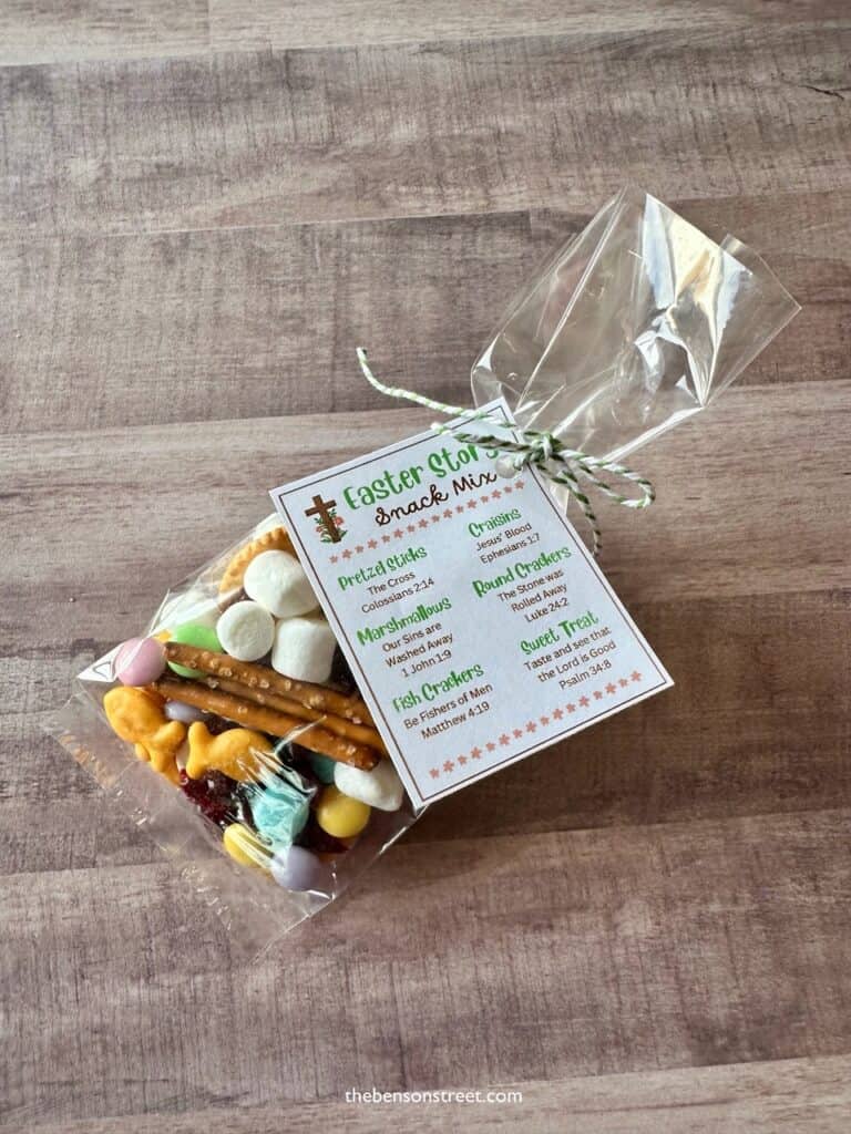 How to assemble a bag of snack mix with Easter symbols