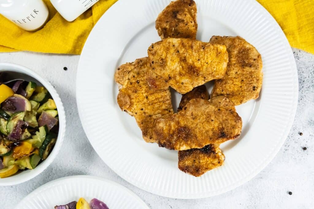 How to broil pork chops and vegetables for a quick meal