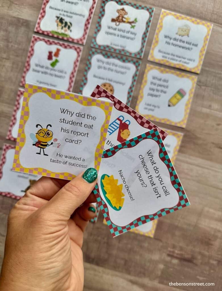hand holding lunch box notes